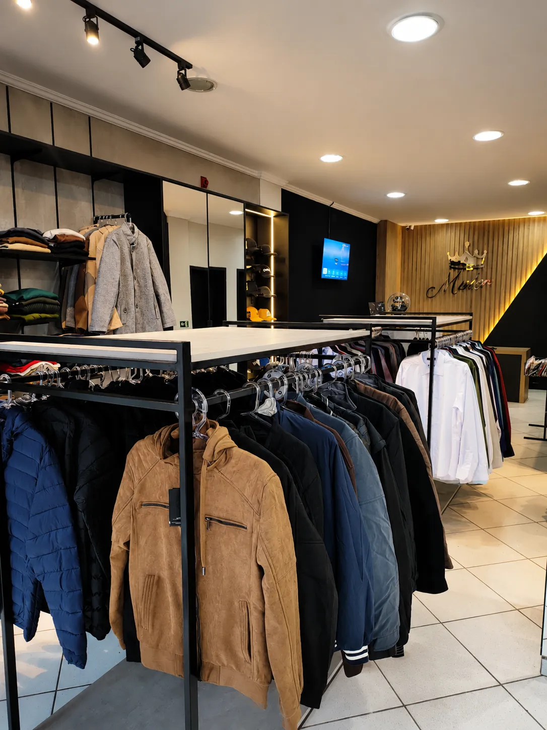 Interior da loja Mister com iluminação e expositores