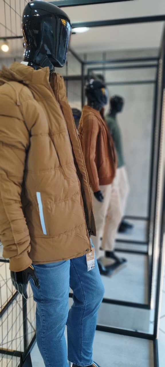 Manequim com look completo — camisa, calça e acessórios