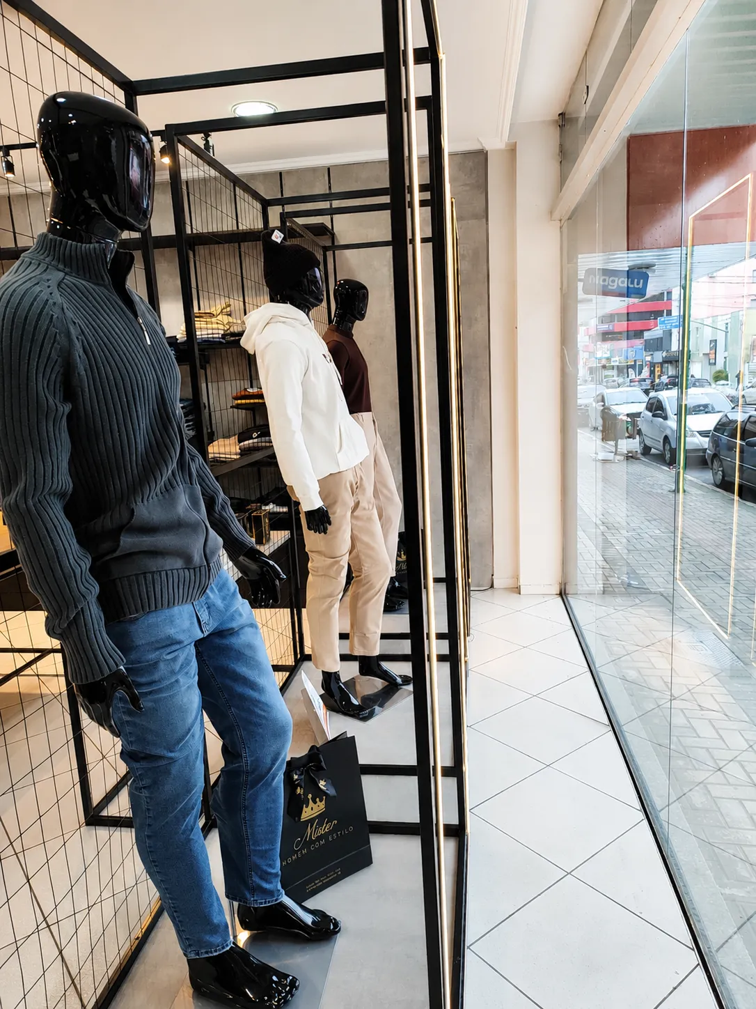 Vitrine com peças da nova coleção em destaque